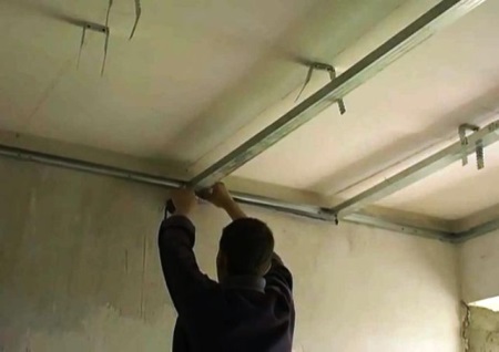 Kattokipsilevyelementtien kiinnitys