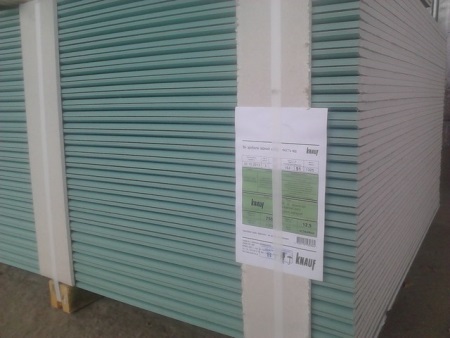 Kosteudenkestävät kipsilevyt kuormalavoilla