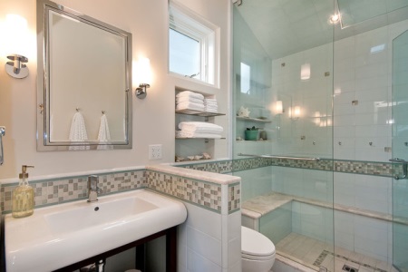 Kipsilevyinen väliseinä kylpyhuoneessa