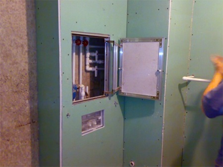 Kipsilevylaatikko, jossa on tarkistusikkuna