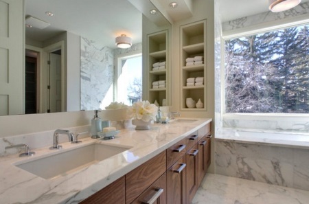 Colocación cómoda de los accesorios de baño