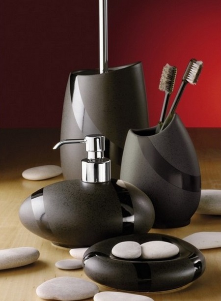 Un conjunto de accesorios de baño 