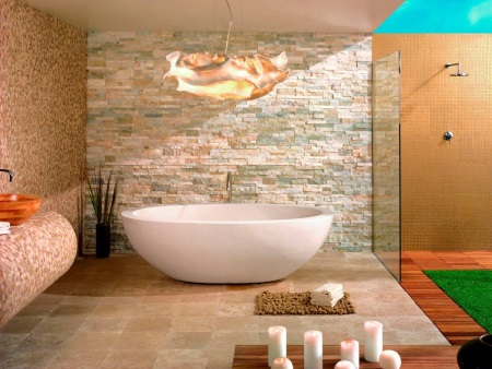 Fehér fürdő bézs csempével