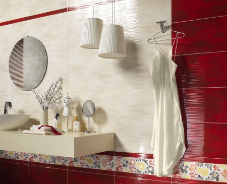 Bordó červené a béžové obklady v koupelně
