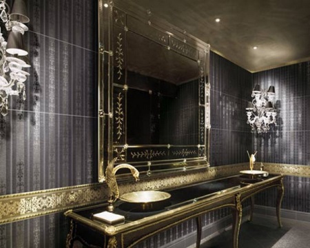 Juodas vonios kambarys su aukso akcentais