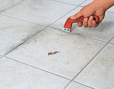 Očistite šive ploščic