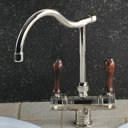 Baterija z lesenimi ročaji