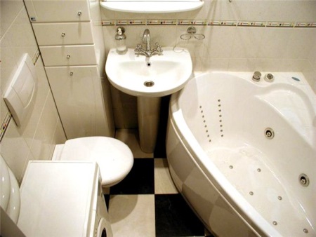 Una lavatrice a carica frontale stretta