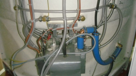 Το ηλεκτρικό καλώδιο στην καμπίνα ντους