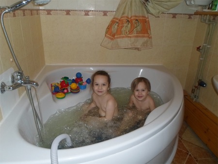 Деца във ваната с хидромасажна постелка
