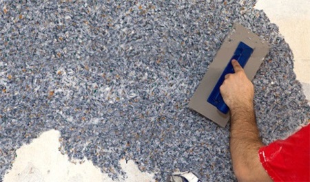 Εφαρμογή υγρής ταπετσαρίας με σπάτουλα