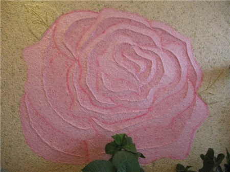 Τριαντάφυλλα σε υγρή ταπετσαρία