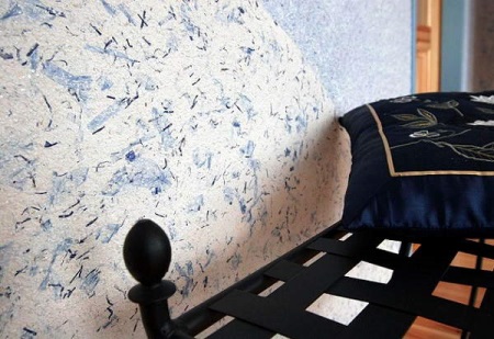 Τελειωμένος τοίχος με υγρή ταπετσαρία