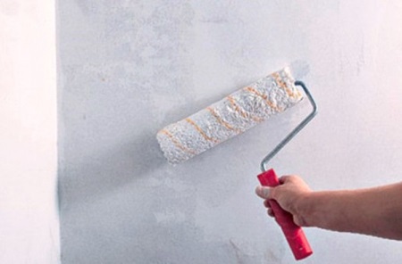 Αστάρωμα τοίχου στο μπάνιο