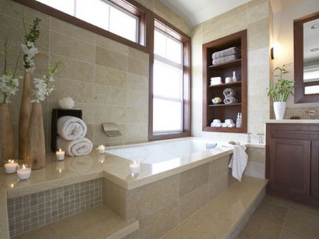 Velas y flores para la decoración del baño