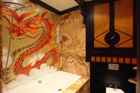 Κινέζικα μοτίβα στο εσωτερικό του μπάνιου