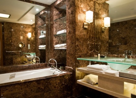 κομψό καφέ μπάνιο