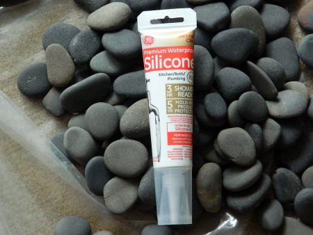 Tesnilna masa za izdelavo preprog