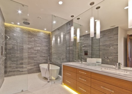 Vonios kambario apdaila iš skirtingų medžiagų
