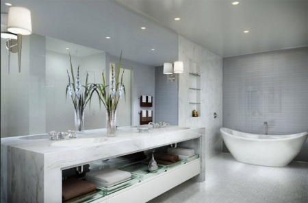 Madingas pilkas vonios kambarys