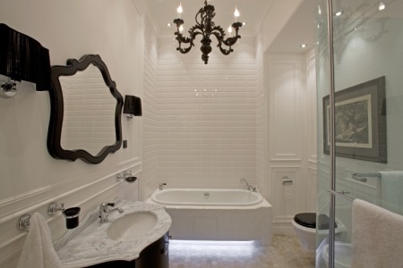 Madingas baltas vonios kambarys