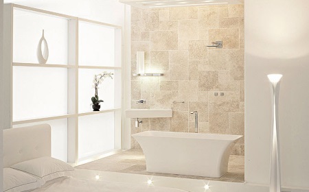 Madingas smėlio ir baltos spalvos vonios kambarys