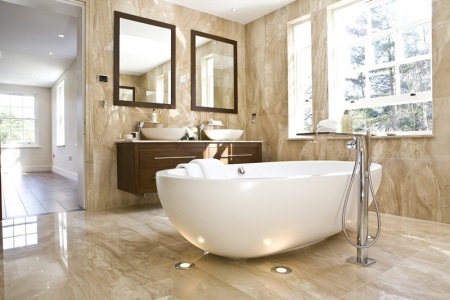 Originalus apšvietimas madingame vonios kambaryje