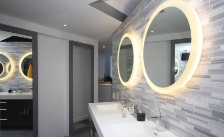 Originalūs veidrodžiai stilingame vonios kambaryje