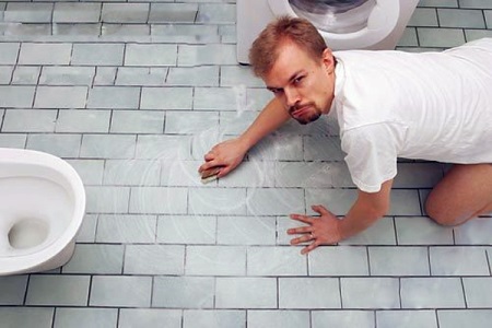 Измиване на пода на тоалетната