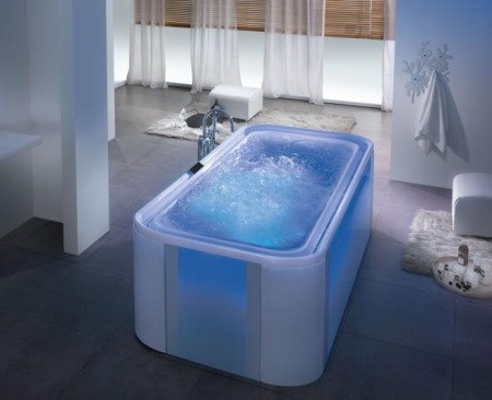 Belyst badkar med bubbelpool