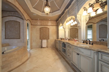 Kylpyhuoneen sisätilat keraamisilla laatoilla