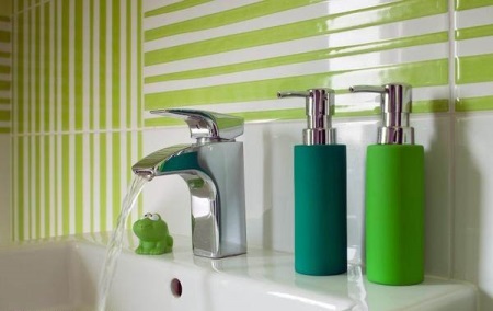 Stijlvolle groene accessoires in de sla badkamer