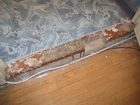 Old threshold in the bathroom