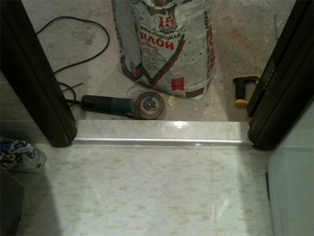 Installing the threshold in the bathroom