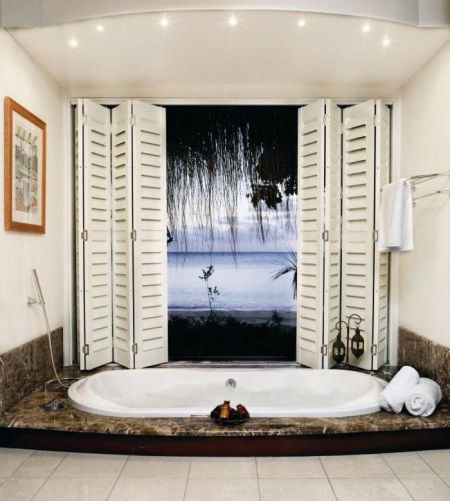 Imitacija okna s pogledom na morje v kopalnici