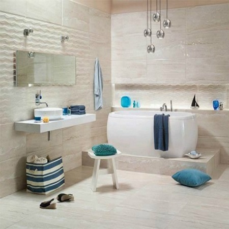 Bela v navtični kopalnici