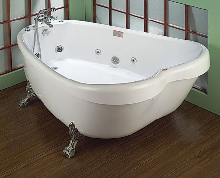 Širdies formos vonia su kojelėmis