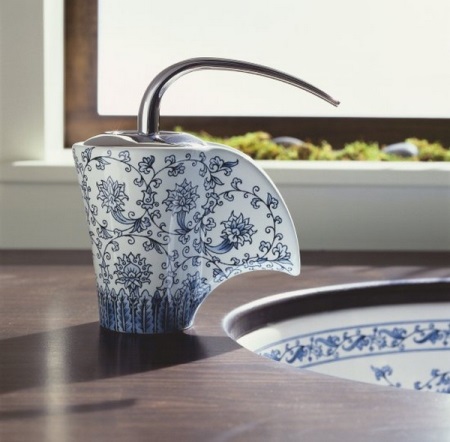 Majhen mešalnik za umivalnike z vodnim slapom