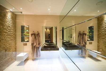 En stor spegelvägg i badrummet