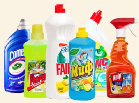 Produtos químicos domésticos para azulejos na casa de banho