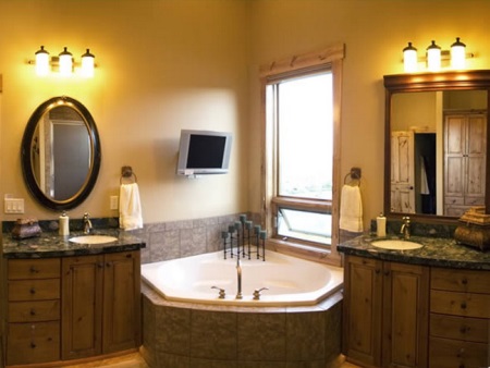 Aparatos eléctricos e iluminación en el baño