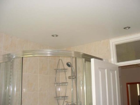 Baltai išbalintos vonios kambario lubos.