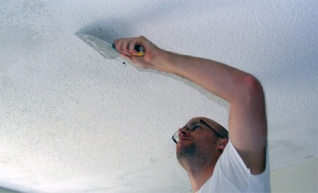 Odstránenie vápna zo stropu