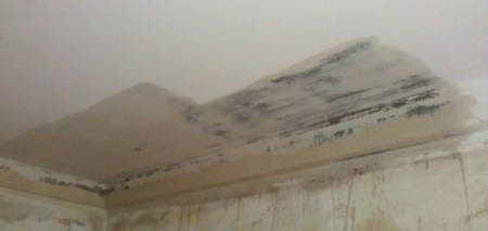 Navlhčite strop vodou