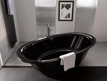 Свободностояща вана от черна стомана