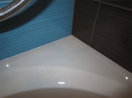 Plastic hoekstuk met montageschuim