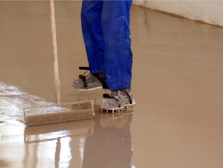 セメント・アクリル系床材の施工