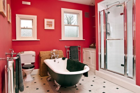 Rött badrum design