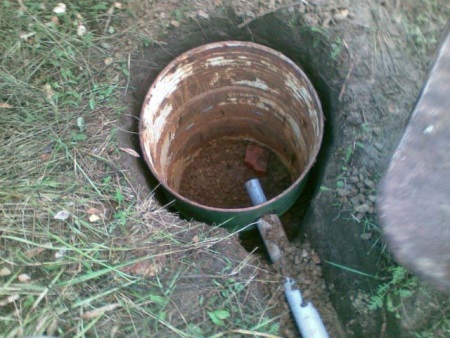 Pozzetto di drenaggio nella casa estiva per una doccia in policarbonato