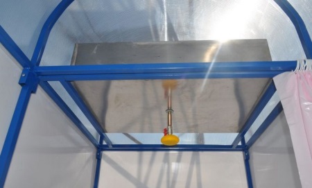 Acqua riscaldata per una cabina doccia in policarbonato nella casa estiva